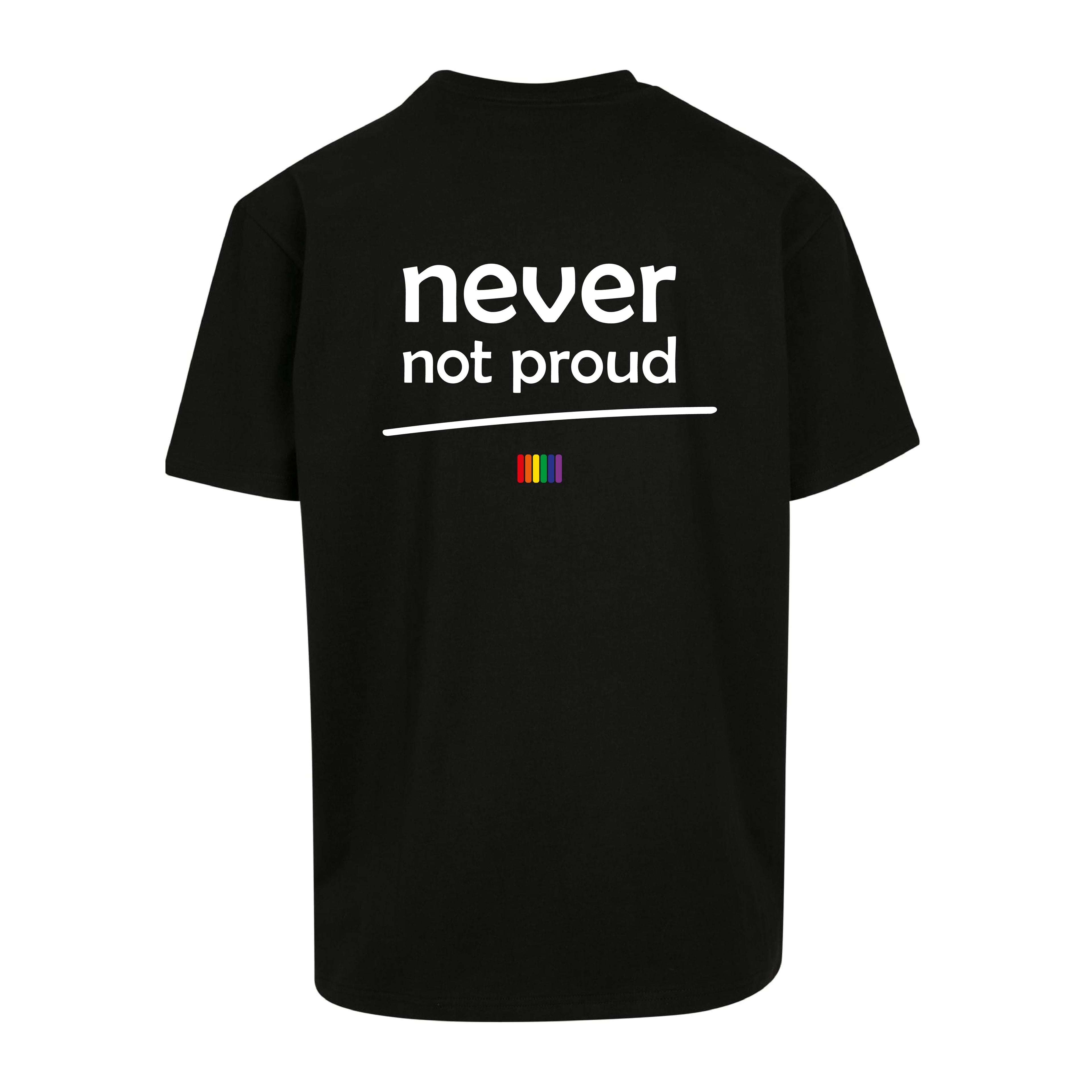Schwarzes oversized T-Shirt Never Not Proud von Chaoss, Rückansicht mit Pride-Statement-Print