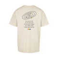 Sandfarbenes oversized T-Shirt „Mut ehrlich zu sein" von Chaoss, Rückansicht mit Statement-Print