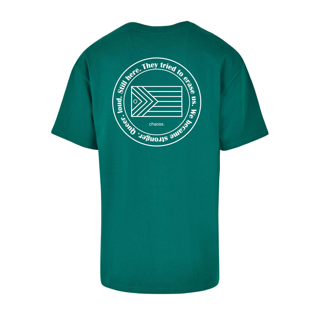Dunkelgrünes oversized T-Shirt queer and loud von Chaoss, Rückansicht mit großem queerem Statement-Print