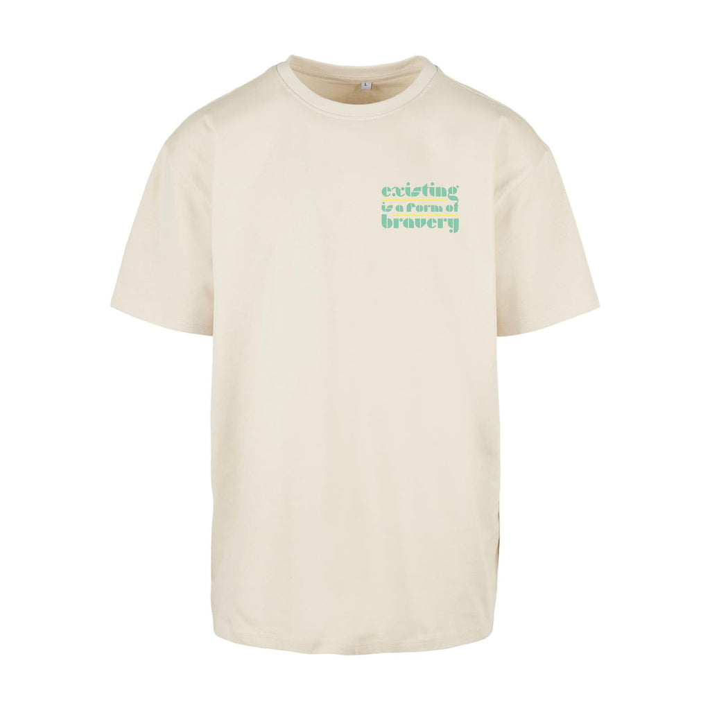 Sandfarbenes oversized T-Shirt existing is a form of bravery, Frontansicht mit kleinem Brustprint