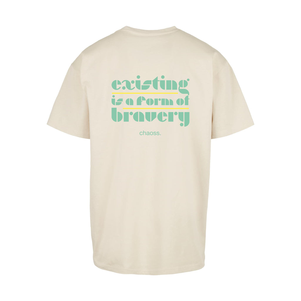 Sandfarbenes oversized T-Shirt existing is a form of bravery von Chaoss, Rückansicht mit großem türkisen Statement-Print