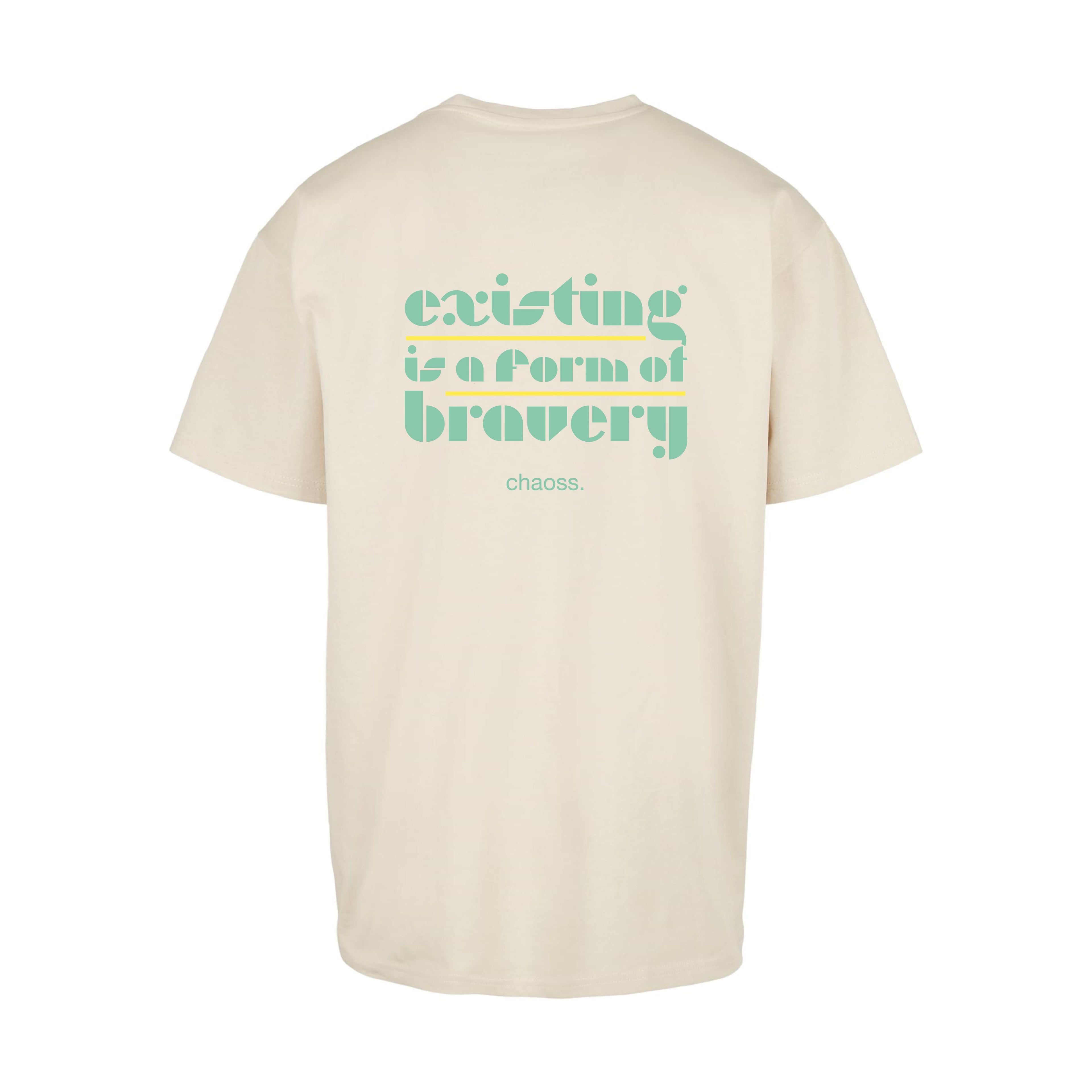 Sandfarbenes oversized T-Shirt existing is a form of bravery von Chaoss, Rückansicht mit großem türkisen Statement-Print