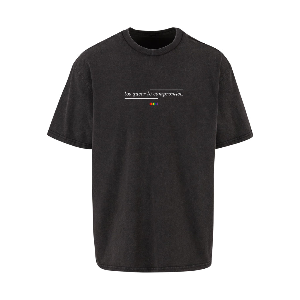 Dunkelgraues oversized T-Shirt too queer to compromise von Chaoss, Frontansicht mit Statement-Print und kleinem Regenbogen