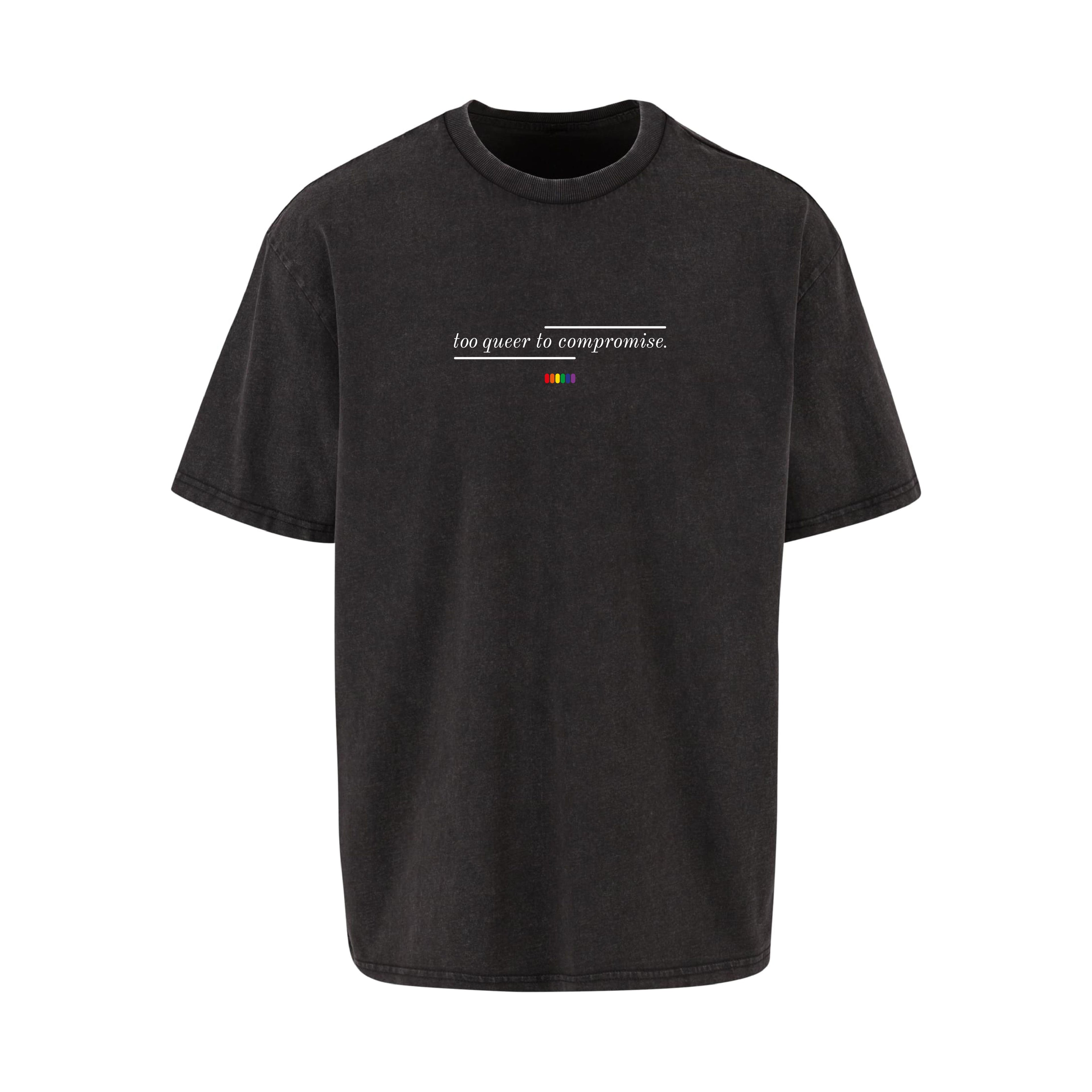 Dunkelgraues oversized T-Shirt too queer to compromise von Chaoss, Frontansicht mit Statement-Print und kleinem Regenbogen