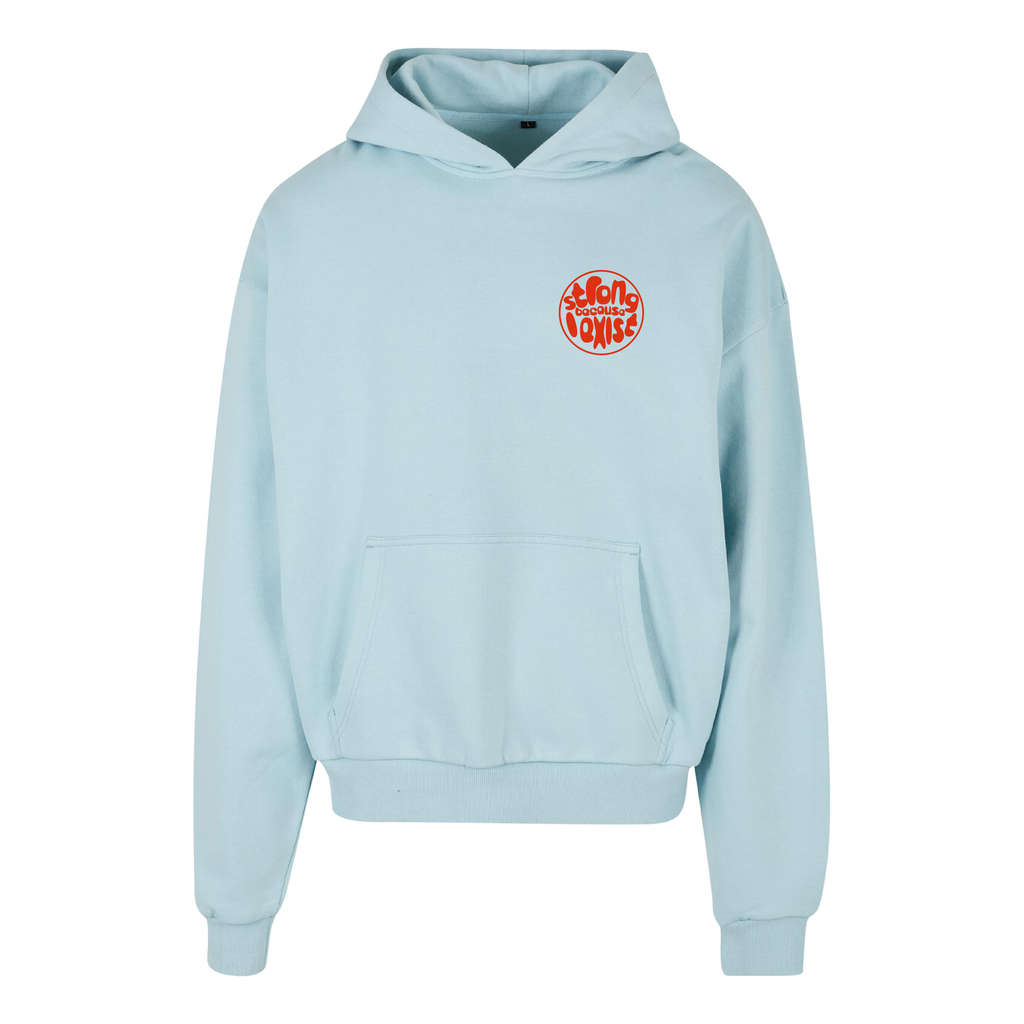 Hellblauer Oversized Hoodie Strong because I exist, Frontansicht mit kleinem roten Statement-Print