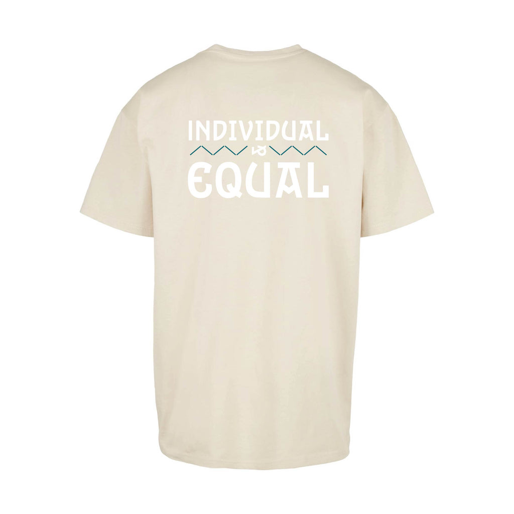  T-Shirt in Off-White Individual & Equal von Chaoss, Rückansicht mit großem Statement
