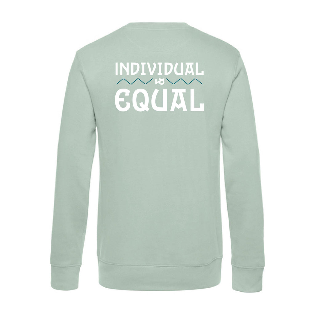 Pullover Original Individual & Equal in sage grün, Rückansicht mit großem Statement-Print