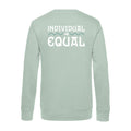 Pullover Original Individual & Equal in sage grün, Rückansicht mit großem Statement-Print