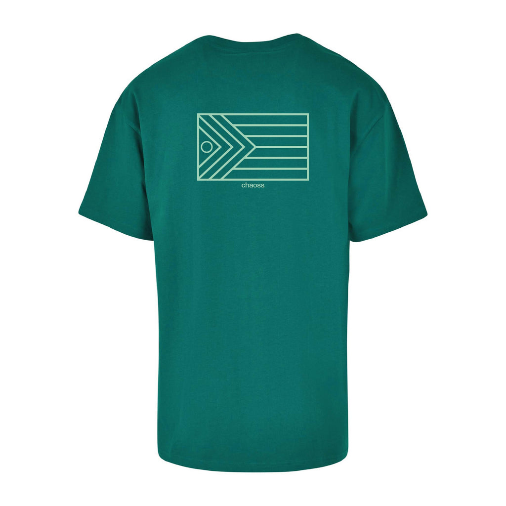 Grünes T-Shirt Flag, Rückansicht mit großer Pride-Flagge