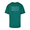 Grünes T-Shirt Flag, Rückansicht mit großer Pride-Flagge