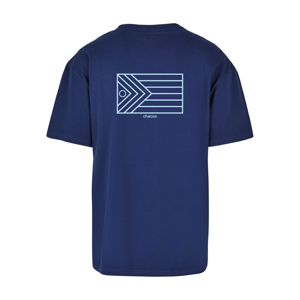 Dunkelblaues T-Shirt Flag, Rückansicht mit großer Pride-Flagge