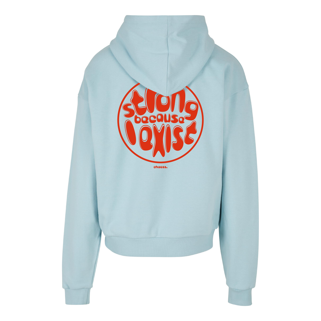 Hellblauer Hoodie Strong because I exist, Rückansicht mit großem roten Statement-Print