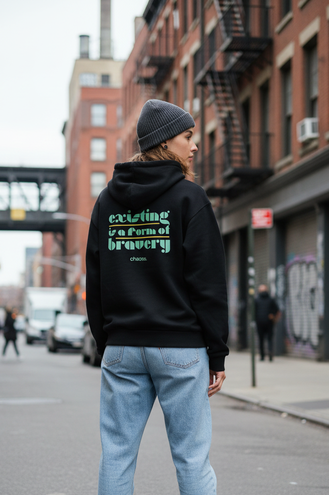 Frau mit Beanie trägt den Chaoss Hoodie existing is a form of bravery