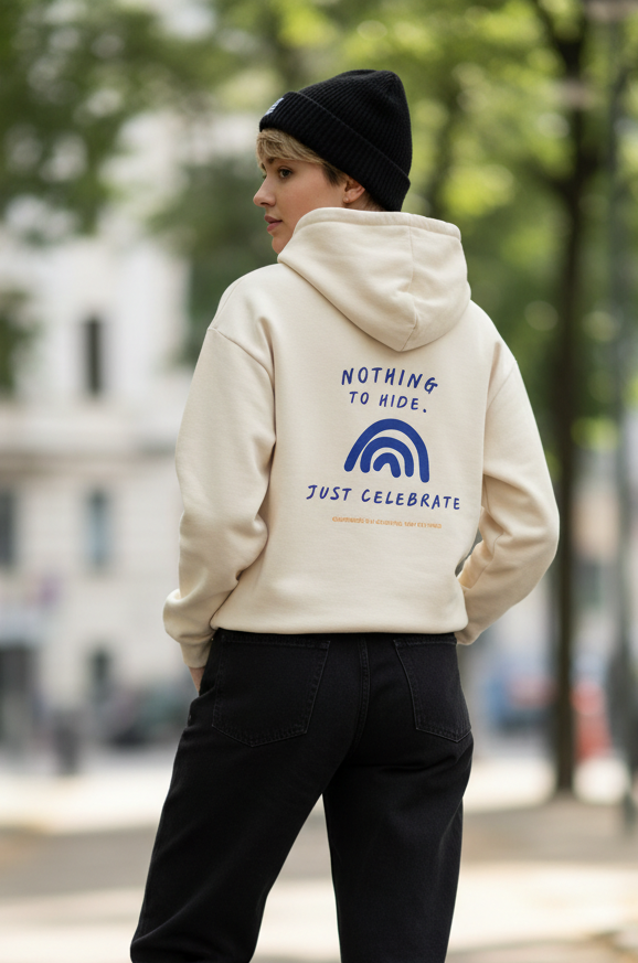 Eine Frau trägt den Hoodie Nothing to Hide von Chaoss und ist von hinten zu sehen